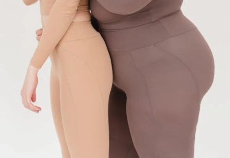 Ako sa cítiť sebavedomo v legínach v každom veku ✨