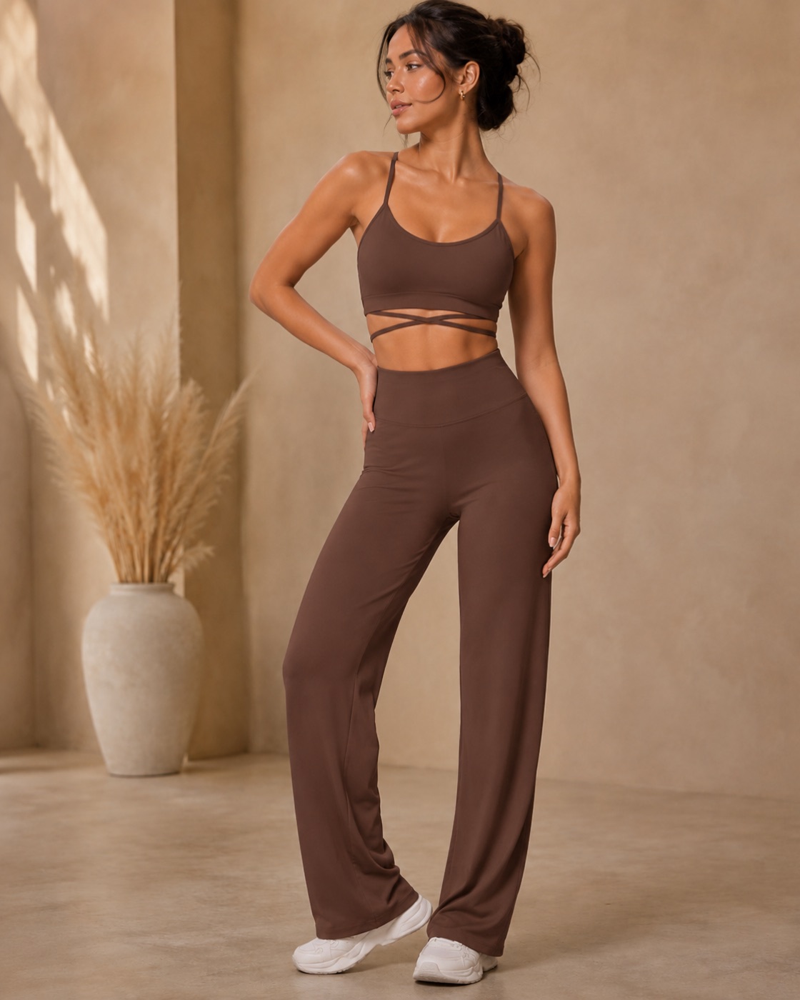 Hnedý športovo-voľnočasový set Leginovo v elegantnom stylingu