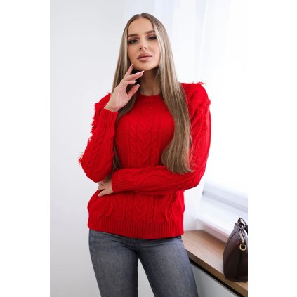 Červený sveter s vrkočovým úpletom