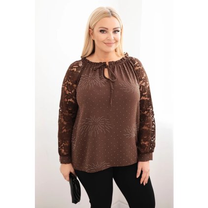 Dámska blúzka Plus Size s čipkovým rukávom a ozdobným výstrihom hnedá