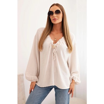 Dámska blúzka z viskózy s nariaseným výstrihom a ozdobou béžová