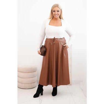 Dámska sukňa Plus Size z eko kože s gumkou a šnúrkou v páse v svetlohnedej farbe