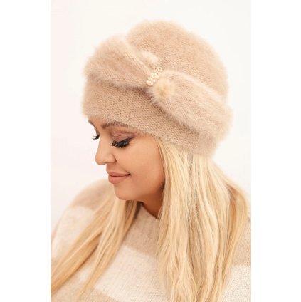 Dámska zimná čiapka s ozdobou a kožušinkou béžová