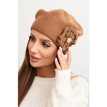 Dámska zimná čiapka s ozdobným kvetom a perličkami K421 ťavia