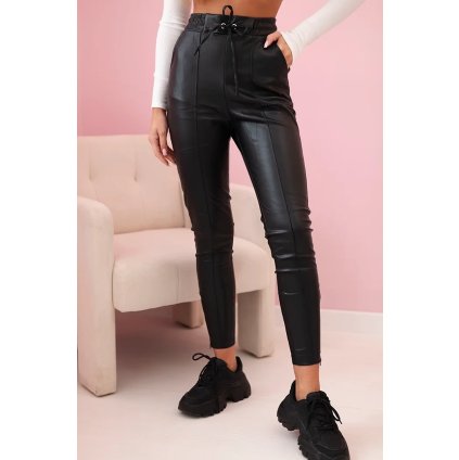 Dámske nohavice z eko-kože so šnurovaním a rozparkom na nohavici čierne