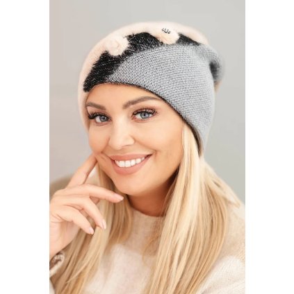Elegantná dámska čiapka s kožušinovými ozdobami a brokátovým pásikom béžová
