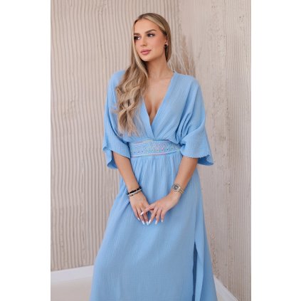 Mušelínové šaty s výšivkou v páse modré