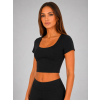 čierny crop top