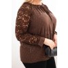 Dámska blúzka Plus Size s čipkovým rukávom a ozdobným výstrihom hnedá