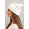 Dámska čiapka klasická z alpaky s dekoratívnou platničkou béžová