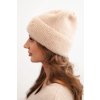 Dámska zimná čiapka s ozdobným gombíkom béžová.