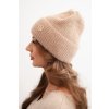 Dámska zimná čiapka s ozdobným gombíkom béžová.
