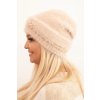 Dámska zimná čiapka s perlami a ozdobným vzorom béžová