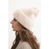 Dámska zimná čiapka z nadýchanej pleteniny s elegantným gombíkom béžová