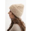 Dámska zimná čiapka z nadýchanej pleteniny s elegantným gombíkom béžová