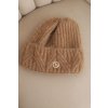 Dámska zimná čiapka z nadýchanej pleteniny s elegantným gombíkom béžová