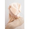 Elegantná dámska čiapka s kožušinovými ozdobami a brokátovým pásikom béžová