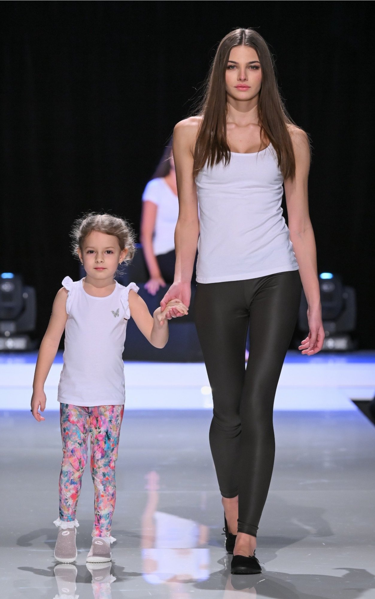 BAREFOOT pro všechny generace: módní přehlídka, která ukázala zdravý pohyb od dětí po seniory