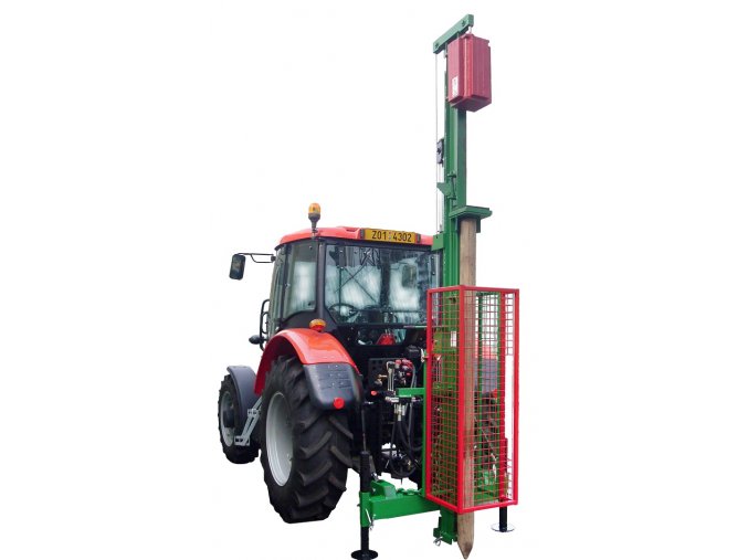 Zatloukač kůlů pro traktor