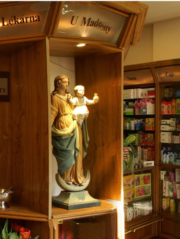 interiér lékárny u Madony se soškou v popředí