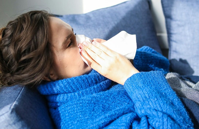 Zánět dutin a rýma: Kdy použít sprej a kdy kapky?