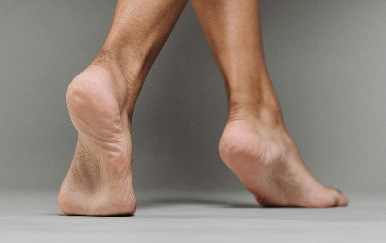 Patní ostruha: proč vzniká a jak si ulevit od bolesti paty