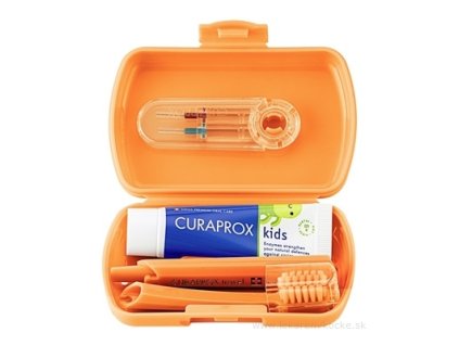 CURAPROX Kids cestovný set oranžový – kefka, medzizubné kefky, pasta mäta 6+, nálepka