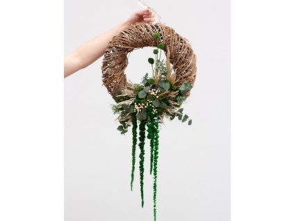 elený veniec zo stabilizovaných kvetov s eukalyptom