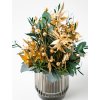 Aranžmán so zlatým ruskusom, ľanom a eukalyptom v sklenenej váze