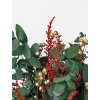 Detail eukalyptu a červených prvkov v aranžmáne Festive Gold