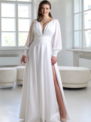 • V I V A R A 🤍 Pro nevěstu, která miluje čistou eleganci. Splývavé šaty s jemnými rukávy, zvýrazněným pasem a rozparkem...