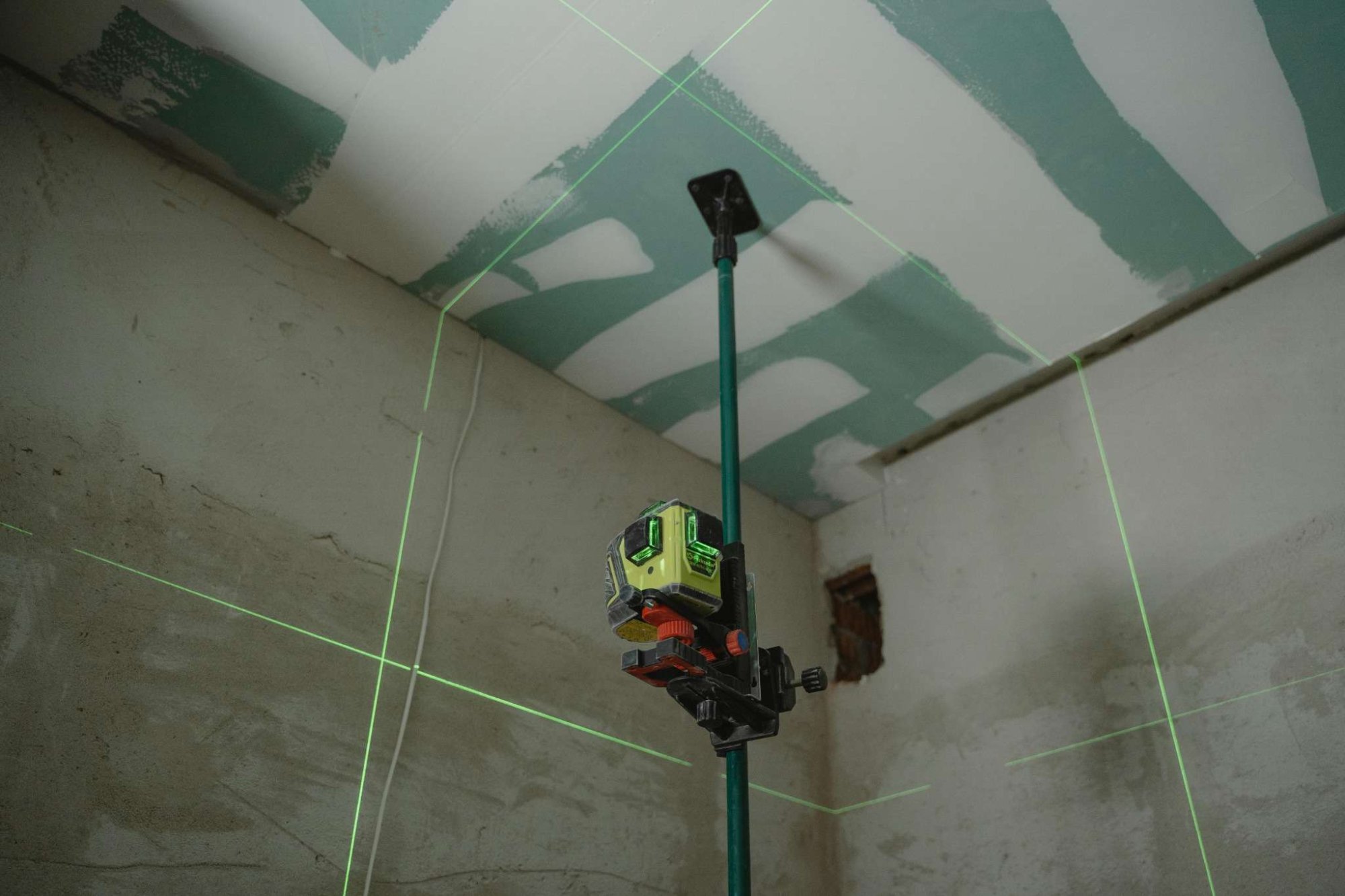 Laserový nivelační přístroj: Váš klíč k dokonalé přesnosti na Lemes.cz