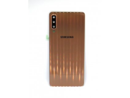 Zlatý zadní kryt a kryt fotoaparátu pro Samsung Galaxy A7 2018 (SM-A750F) z pohledu zezadu, detailně ukazující lesklý povrch a výřez pro fotoaparát.