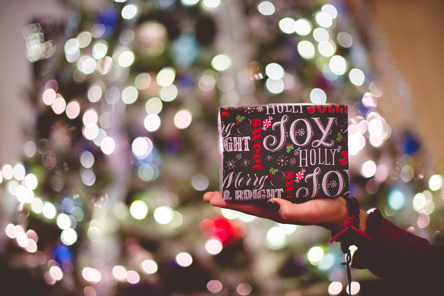 Haosul de dinaintea Crăciunului pe e-shopuri: ce se întâmplă înainte ca cadoul să ajungă sub brad?