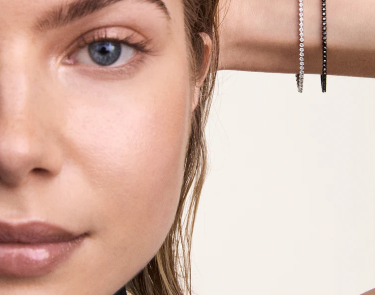 Tenisový náramok: Ikona elegancie, ktorú musíte mať!