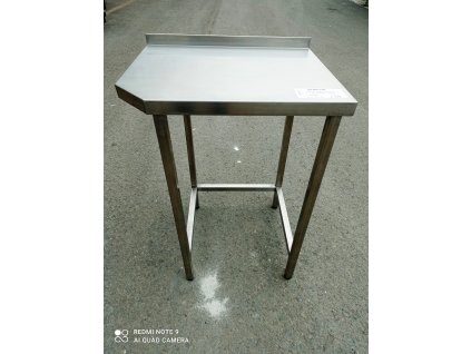 Stůl se zadním lemem a zkoseným rohem 630x500x880