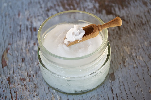 coconut-oil-on-wooden-spoon-2090575_640