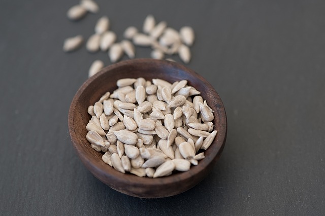 sunflower-seeds-1272747_640