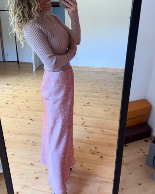 Satén s puntíky, láska na první obléknutí Nové sukně Alexa jsou nyní dostupné na e-shopu www.lenacofashion.cz...