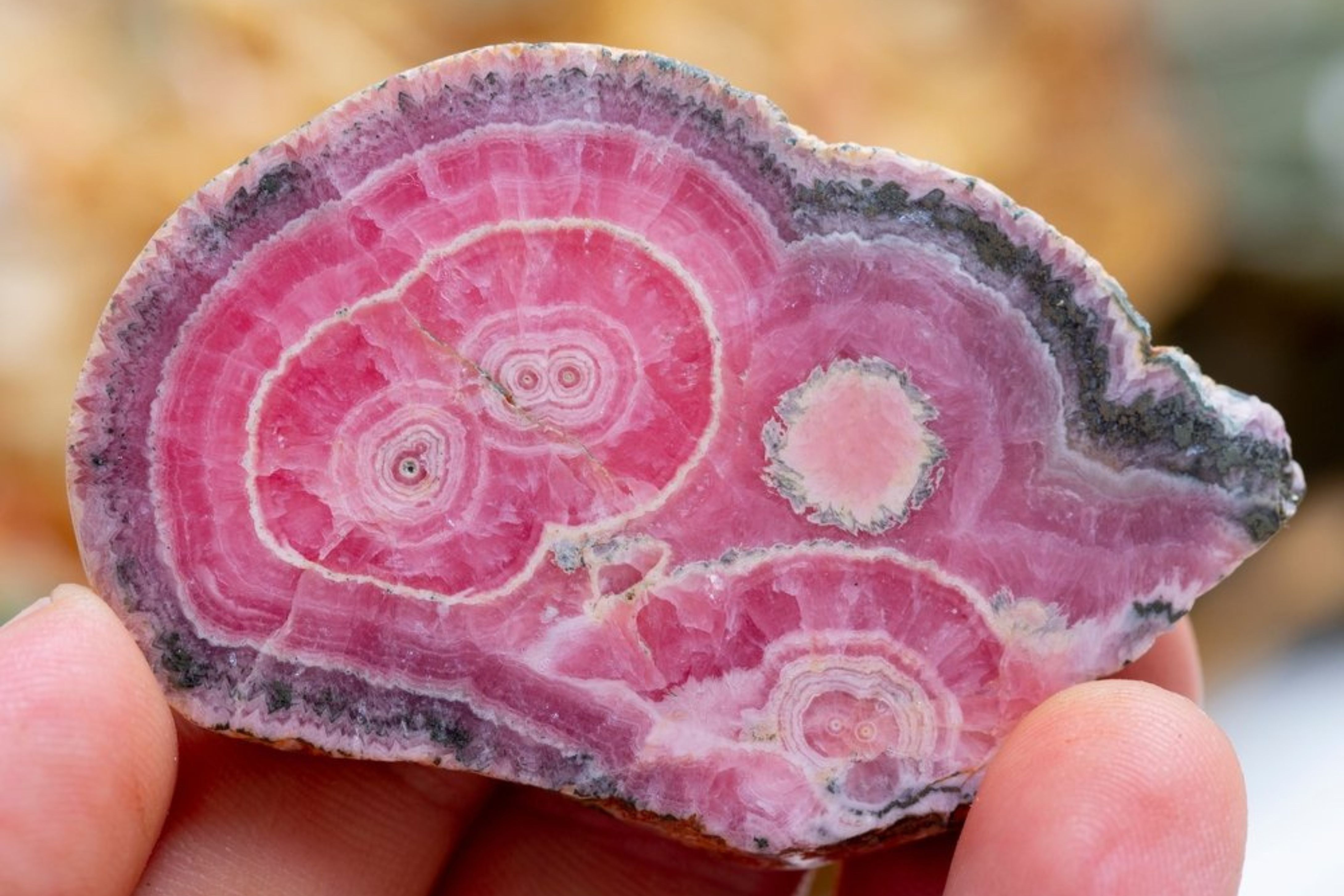 Rodochrozit: Minerál, který hýčká tvoji duši i tělo