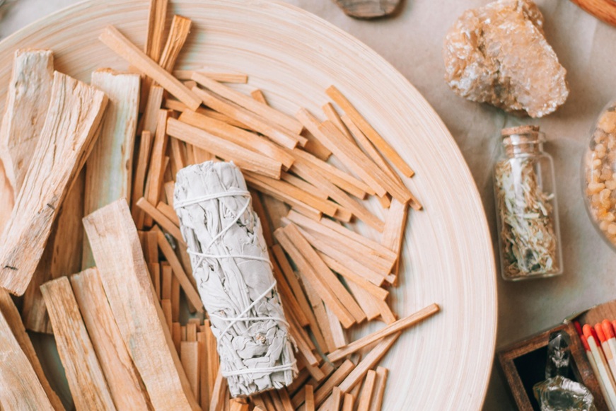 🪵 Santalové dřevo: Vůně, která léčí duši – Vlastnosti, duchovní význam a proč ho nosit na zápěstí