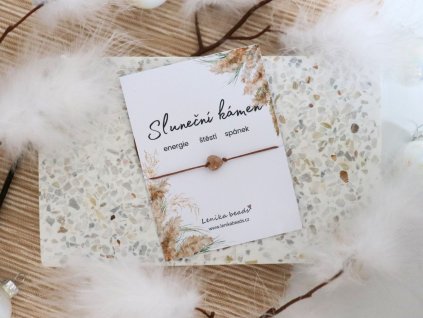 jemny snurkovy naramek ze slunecniho kamene na karticce