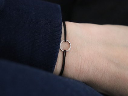 karma naramek na zapesti silver detail