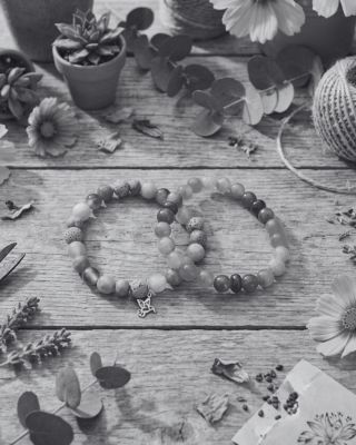 🖤🤍 Hádej, hádej, hadači... 🤍🖤 Dva nové náramky už brzy! Ale jaké mají barvy? 🤔 👇 Napište mi do komentářů: Jaké barvy...