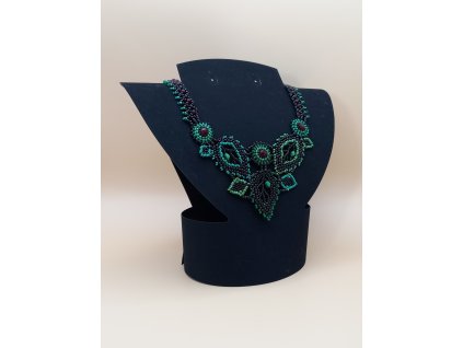 Náhrdelník v zelené a černé zhotovený technikou beadweaving.