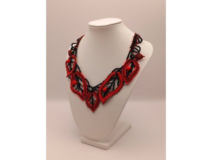 Náhrdelník, který zdůrazňuje intenzitu červené a spojení s přírodními odstíny.