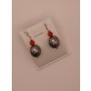 Náušnice v kombinaci červené a kovové barvě.