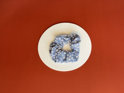 Scrunchie - Látková, modrá s květinkami, vel. S