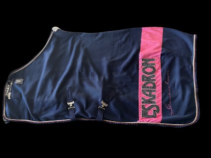 Odpocovacia deka pre kone Jersey Stripe od značky Eskadron.sefsefse