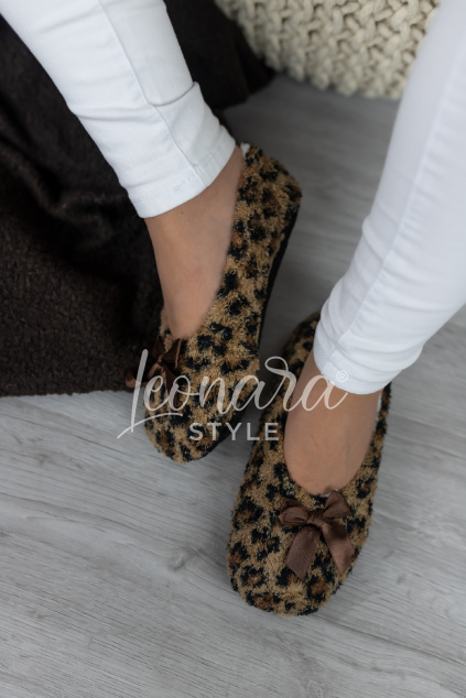 Hnědé leopardí zateplené bačkůrky LANA